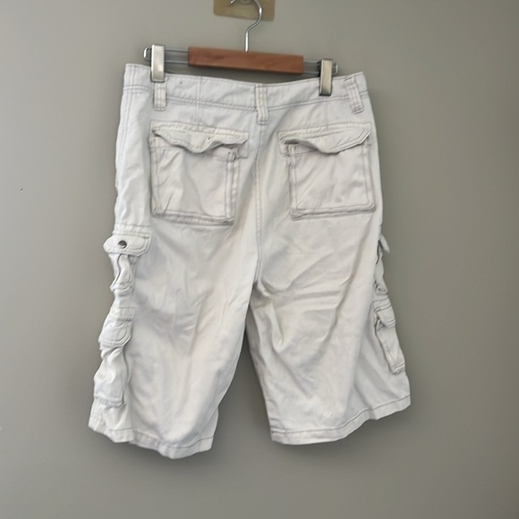 Plugg Co. Men's White Cargo Shorts - Picture 2 of 3